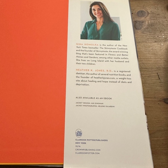 Skinnytaste Fast and Slow: Knockout Quick-Fix and Slow Cooker Recipes Cookbook - Picture 3 of 4